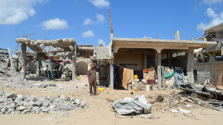 Saleh Abu Aser steht am 24.06.2015 vor den Trümmern seines Hauses in Sadschaija.