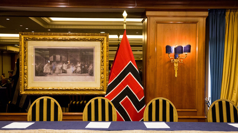 Flage der Partei Goldene Morgenröte in Griechenland