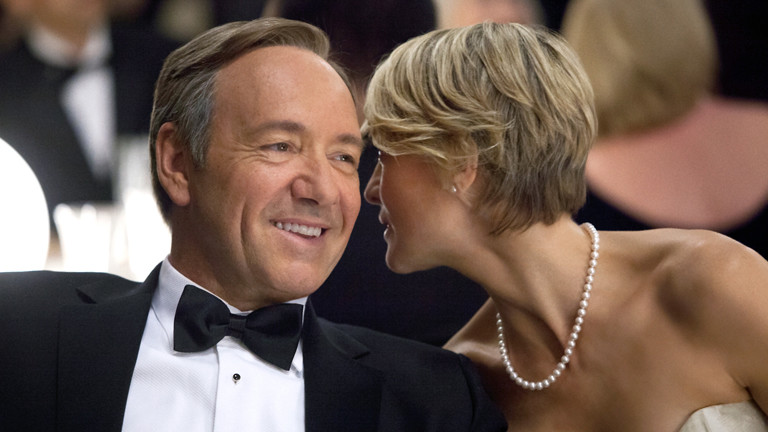 Die Schauspieler Kevin Spacey (als Francis «Frank» J. Underwood) und Robin Wright (als seine Ehefrau Claire Underwood) in einer Szene Internetserie "House of Cards".