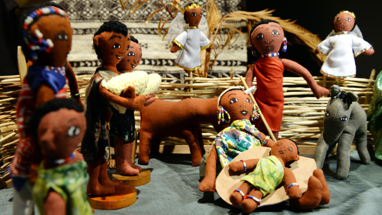 Eine Weihnachtskrippe aus Kenia (Afrika) ist am 01.12.2014 im Krippenmuseum in Oberstadion (Baden-Württemberg) ausgestellt.