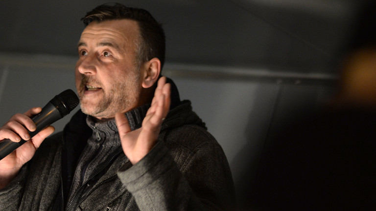 Der Versammlungsleiter Lutz Bachmann spricht am 22.12.2014 in Dresden (Sachsen) zu den Anhänger des Pegida-Bündnisses (Patriotische Europäer gegen die Islamisierung des Abendlandes), die gegen die angebliche Überfremdung durch Flüchtlinge auf den Platz vor der Semperoper demonstrieren.