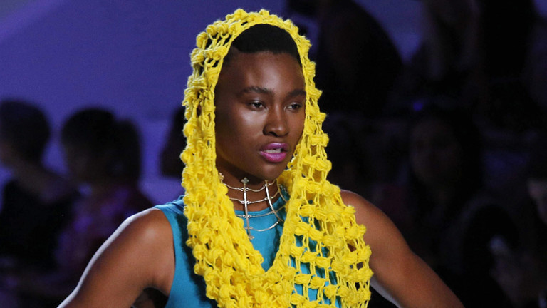 Ein Model führt die Kollektion des Designers Intisaar Mukadam aus Zimbabwe bei der Fashion-Week Africa in Johannesburg vor.