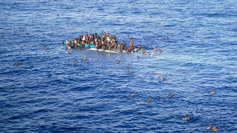 ie Aufnahme vom 12.04.2015 zeigt Flüchtlinge, die mit ihrem Boot in unmittelbarer Nähe des Frachtschiffes "OOC Jaguar" auf dem Mittelmeer gekentert sind.