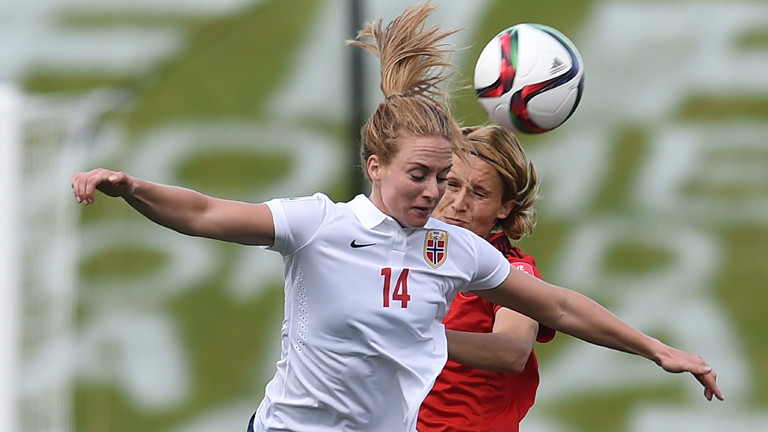 Saskia Bartusiak (R) und Ingrid Schjelderup beim eins zu eins zwischen Norwegen und Deutschland