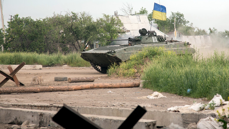 Ein ukrainischer Panzer an einem Checkpoint in Pisky, nahe Donezk