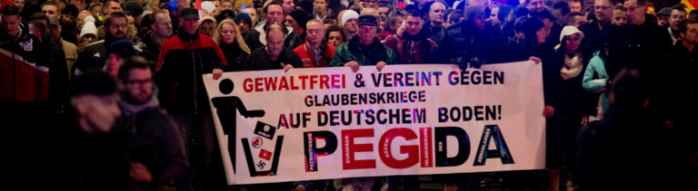 Teilnehmer einer Kundgebung der Pegida beteiligen sich am 15.12.2014 an einer Kundgebung in Dresden (Sachsen).