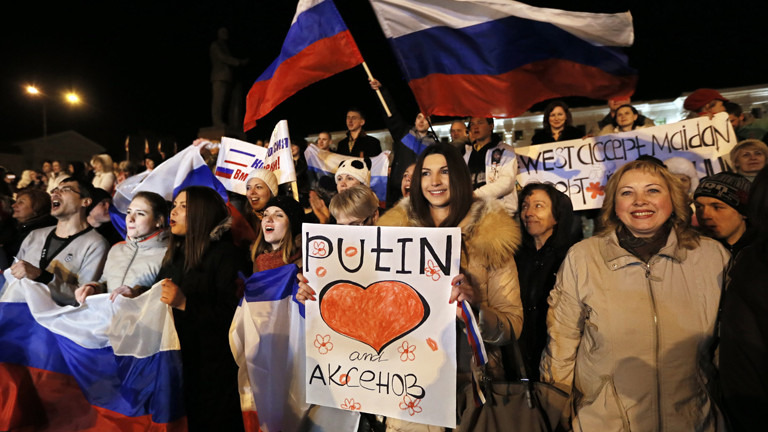In der Krim-Hauptstadt Simferopol feiern Menschen Wladimir Putin.