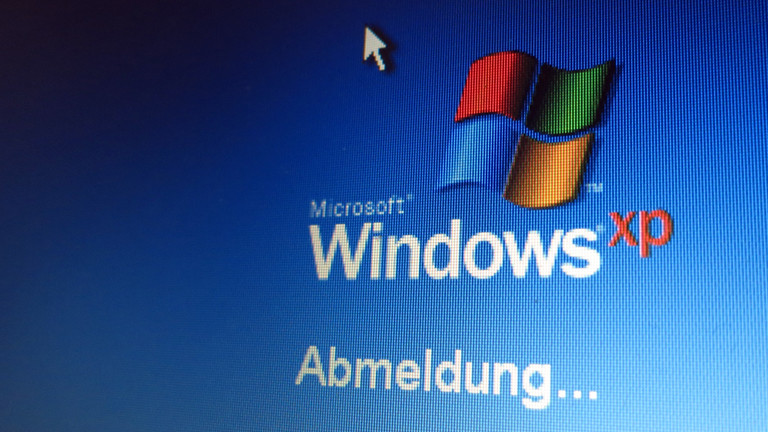 Das Logo des Windows-Betriebssystems und der Schriftzug "Abmeldung" ist am 30.03.2014 in Kassel auf dem Monitor eines Laptops zu sehen.