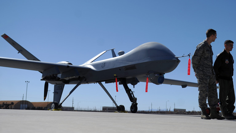 Eine Drohne der US-Streitkräfte steht am 15.02.2012 auf der Holloman Air Force Base in Alamogordo, USA (dpa).