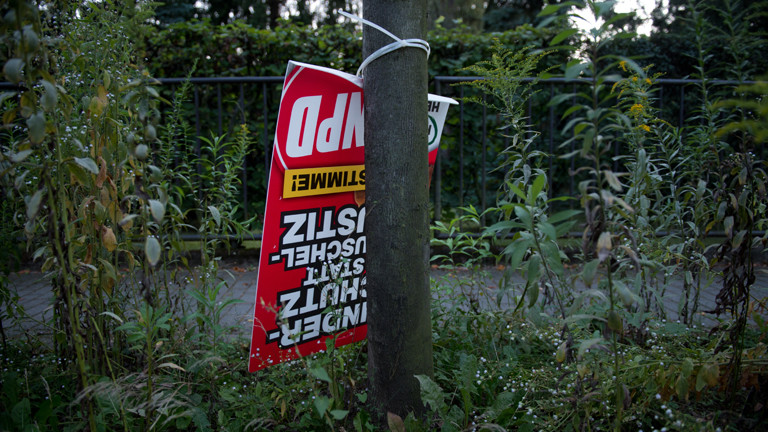 Ein Wahlplakat der NPD hängt am 11.08.2014 in Dresden (Sachsen) an einem Baum (dpa).