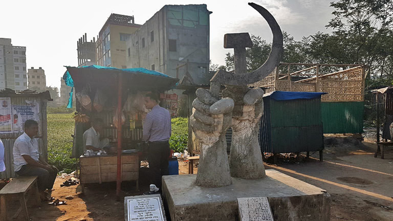 Gedenktafel am Einsturzort des Rana-Plaza-Gebäudes in Bangladesch