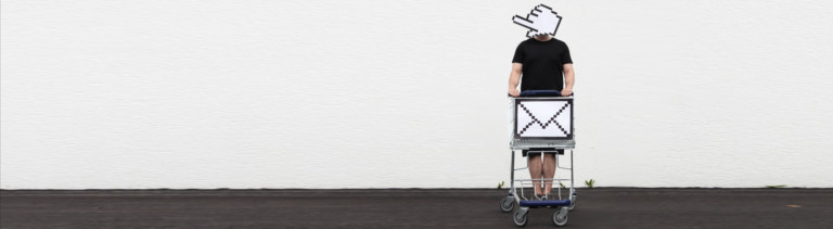 Bildmontage: Mann mit Einkaufswagen, Internet-Shopping-Icons