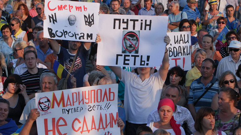 In Mariupol demonstrieren Ukrainer gegen Putin - und russische Soldaten in der Ukraine (dpa).