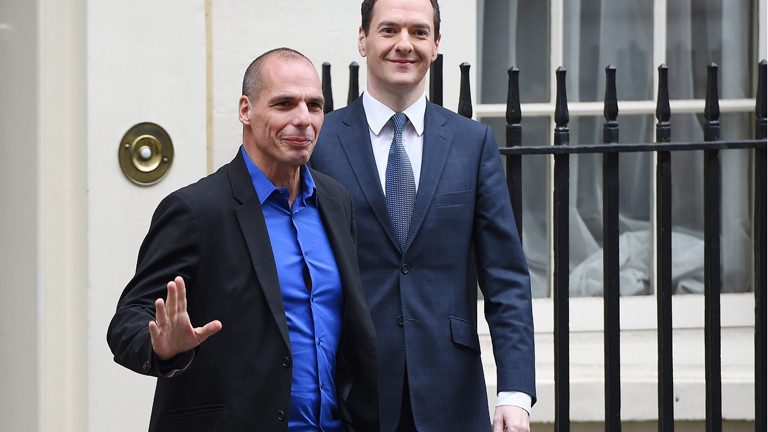 Ich bin anders als die anderen - signalisiert der griechische Finanzminister (links).