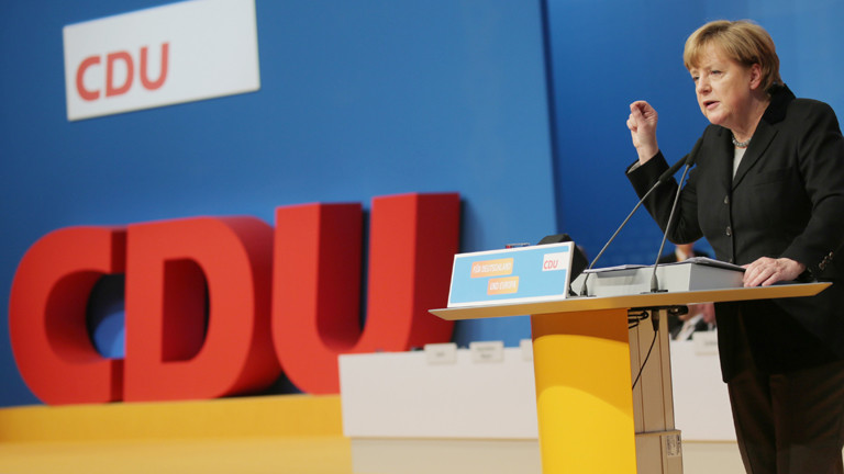 Die CDU-Bundesvorsitzende und Bundeskanzlerin Angela Merkel spricht am 14.12.2015 in Karlsruhe (Baden-Württemberg) beim Bundesparteitag zu den Delegierten.