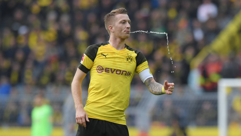 Marco Reus (Borussia Dortmund) spuckt Wasser auf den Rasen