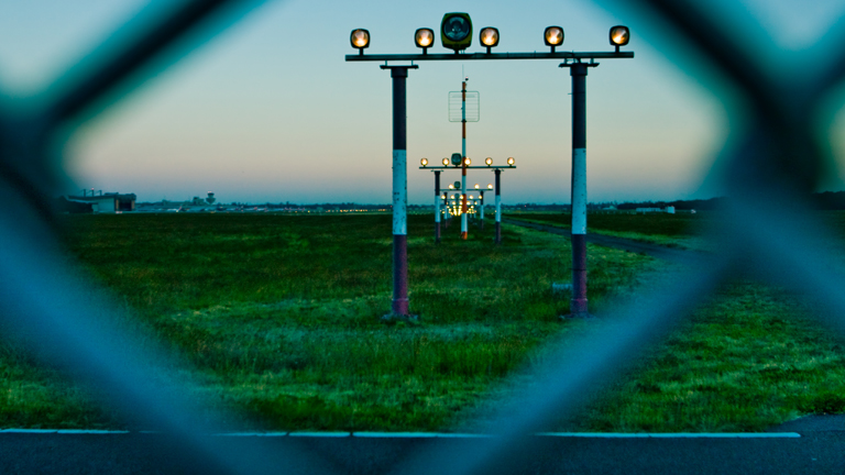 Flughafen-Rollfeld mit Beleuchtung