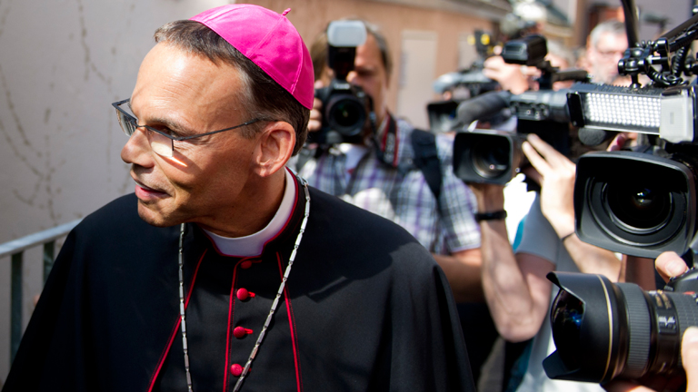 Zahlreiche Kameras sind am 29.08.2013 auf den Limburger Bischof Franz-Peter Tebartz-van Elst gerichtet.