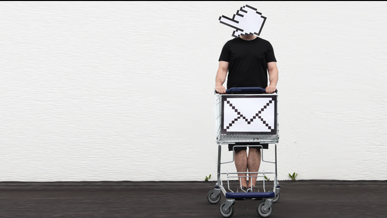 Bildmontage: Mann mit Einkaufswagen, Internet-Shopping-Icons