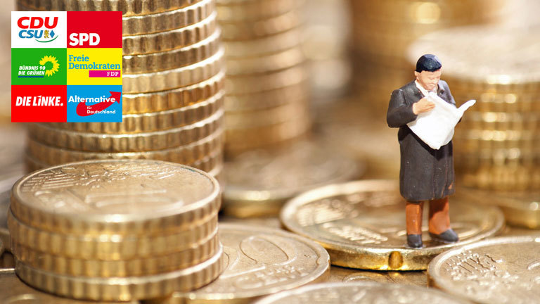 Auf einem Berg von Cent-Münzen steht eine Spielzeugfigur mit Zeitung in der Hand.