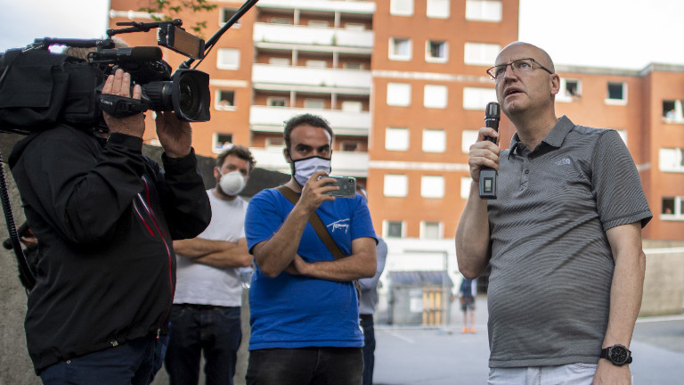 20.06.2020, Nordrhein-Westfalen, Verl: Michael Esken (r, CDU), Bürgermeister der Stadt Verl, spricht zu den Menschen, die in Quarantäne stehen.