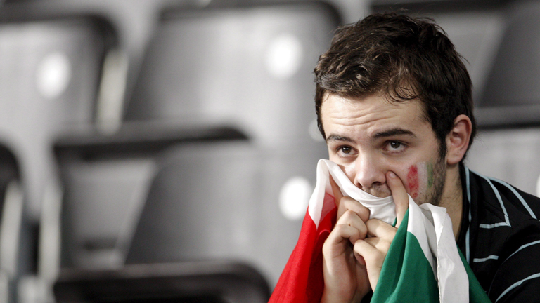 trauriger italienischer Fußballfan