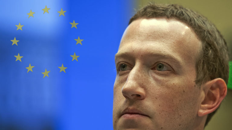 Mark Zuckerberg schaut skeptisch in Richtung einer Europaflagge (Collage)