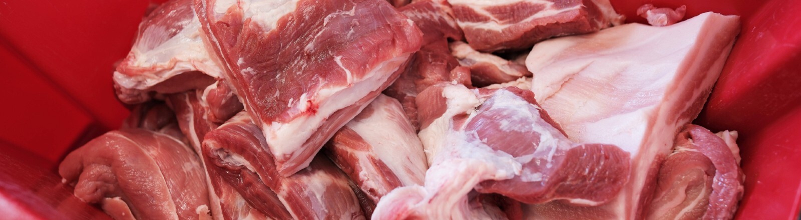 Schweinefleisch in einem Schlachtbetrieb.