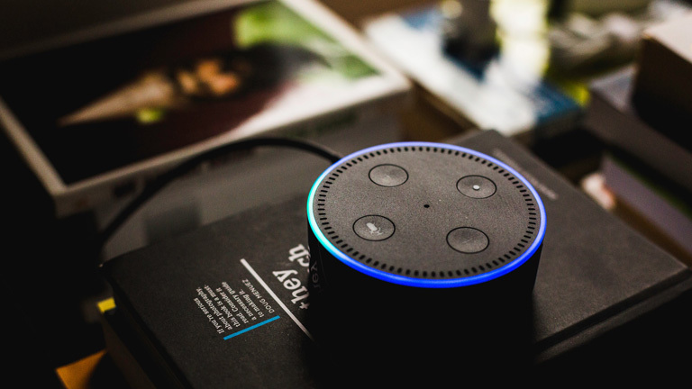 Smartspeaker Amazon Alexa leuchtet