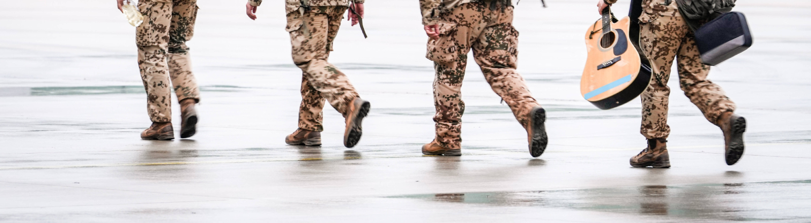 Soldaten und eine Soldatin am Tag ihrer Rückkehr vom UN-Einsatz Minusma in Mali im Dezember 2023 im niedersächsischen Wunstorf