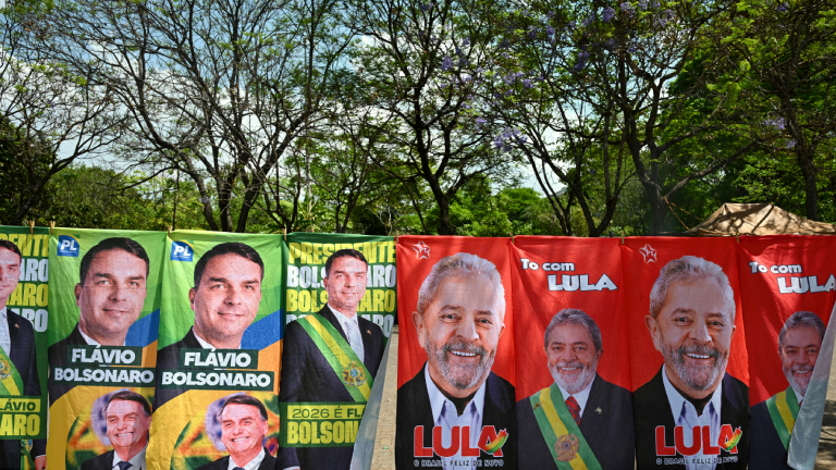 Wahlwerbung für den brasilianischen Präsidenten und Sozialisten Luiz Inacio Lula da Silva und den rechtsextremen Kandidaten Flavio Bolsonaro in Brasilia am 30. September 2026