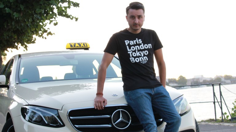 Marcel mit einem seiner Taxis.