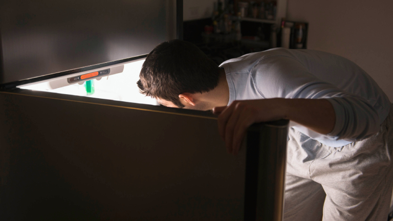 Es ist Nacht: ein Mann, ein Kühlschrank.