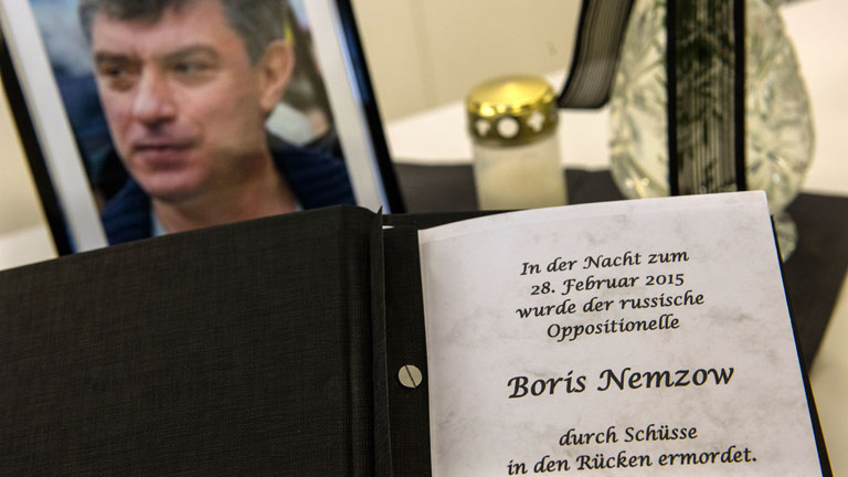 Das Foto des Kremlkritikers Boris Nemzow steht am 02.03.2015 neben einem Kondolenzbuch in der Gedenkstätte Berlin-Hohenschönhausen auf einem Tisch.