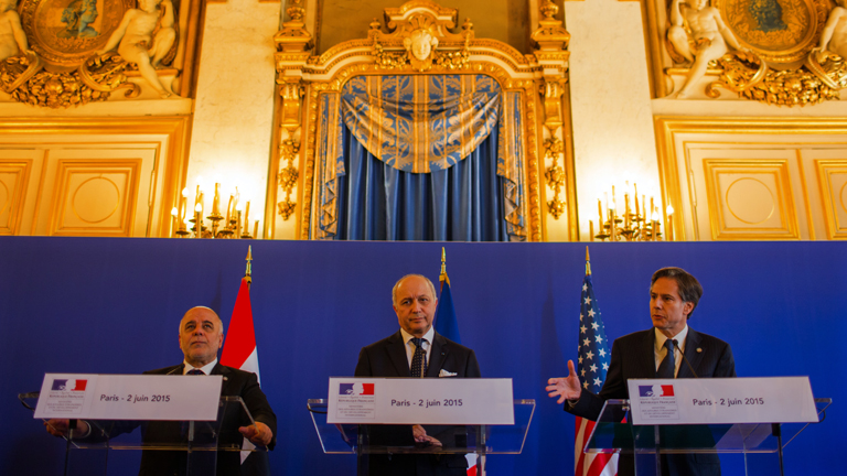 Der französische Außenminister Laurent Fabius (M), US-Vize-Außenminister Antony Blinken (r) und der irakische Premierminister Haidar Al-Abadi (l), informieren am 02.06.2015 in Paris (Frankreich) nach einem Treffen mit Vertretern der Koalition gegen die Terrormiliz Islamischer Staat (IS) im Außenministerium über die Ergebnisse der Tagung.