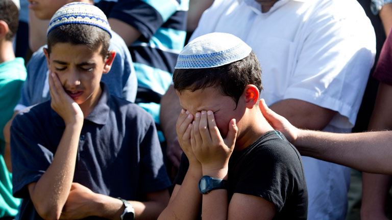 Zwei israelische Kinder trauern um die drei ermordeten Jugendlichen.