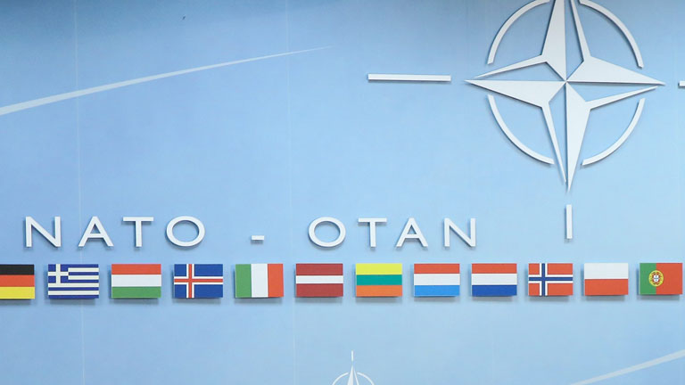 Der Schriftzug Nato über den Flaggen der Nato-Mitgliedstaaten.