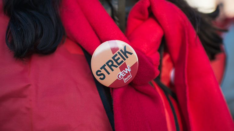 Eine Streikende Lehrerin trägt am 03.03.2015 einen Butten mit der Aufschrift " Streik GEW Berlin" der GEW vor der Aziz-Nesin-Grundschule in Berlin Neukölln.