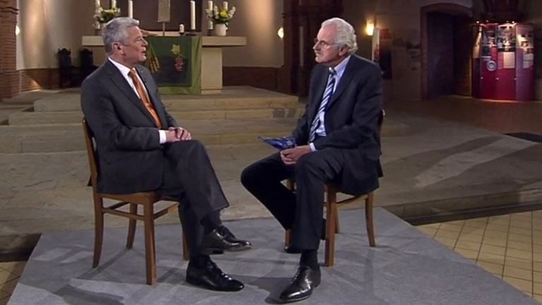 Screenshot vom 02.11.2014 zeigt Bundespräsident Joachim Gauck beim Interview mit dem Leiter des ARD-Hauptstadtstudios, Ulrich Deppendorf für die ARD-Sendung «Bericht aus Berlin»