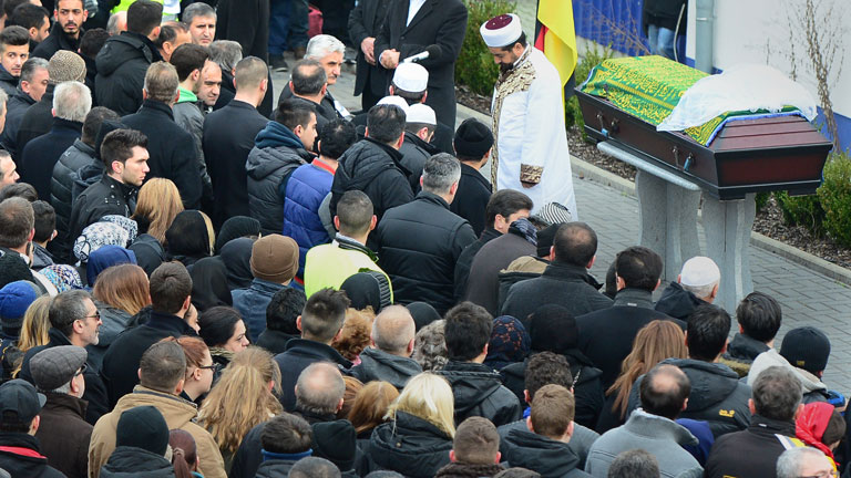 Tausende Trauernde nehmen am 03.12.2014 vor einer Moschee in Wächtersbach (Hessen) Abschied von der getöteten Studentin Tugce Albayrak.