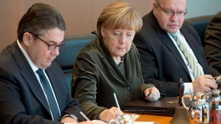 Sigmar Gabriel, Angela Merkel und Peter Altmaier am Kabinettstisch in Berlin.