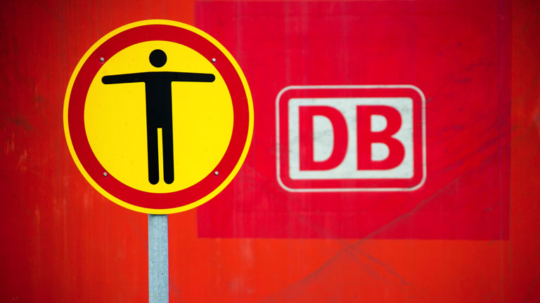 Ein Warnschild ist am 04.11.2014 im Bahnhof von Wismar (Mecklenburg-Vorpommern) vor einen abgestellten Lokomotive der Deutschen Bahn zu sehen.