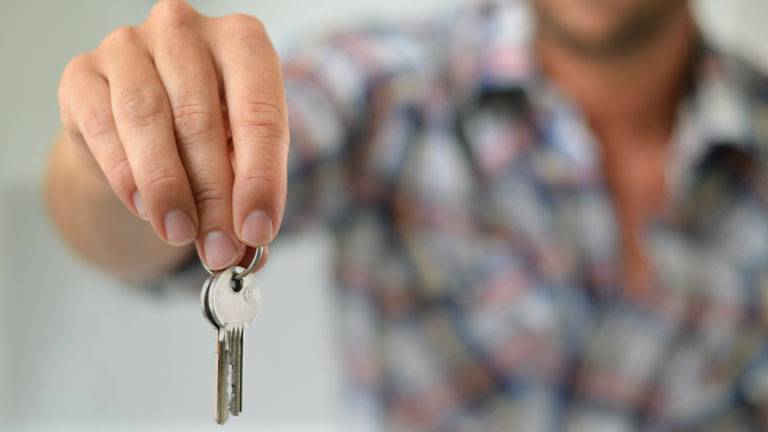 Eine Hand hält einen Schlüssel.