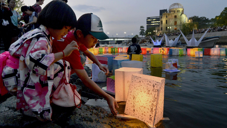 Kinder gedenken in Hiroshima.