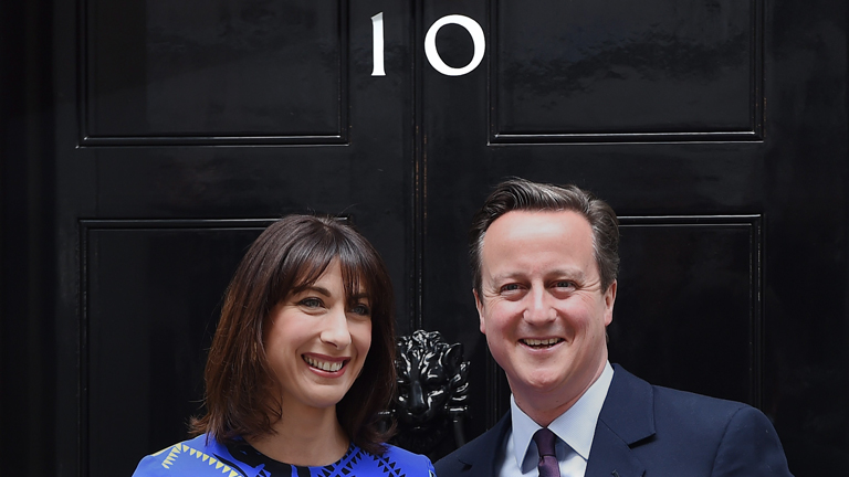 Der britische Premierminister David Cameron und seine Frau Samantha vor Downing Street No. 10.