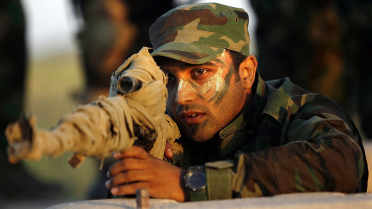 Ein Kämpfer der Kataib Hezbollah unterstützt die Regierungstruppen im Irak.