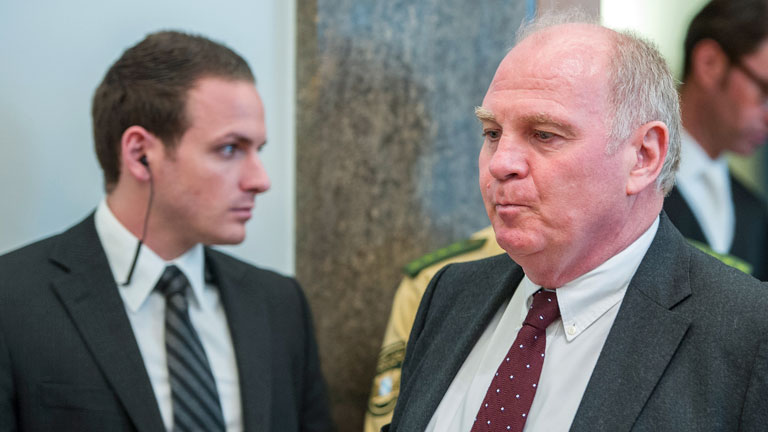 Uli Hoeneß verlässt mit zusammengepressten Lippen den Gerichtssaal.