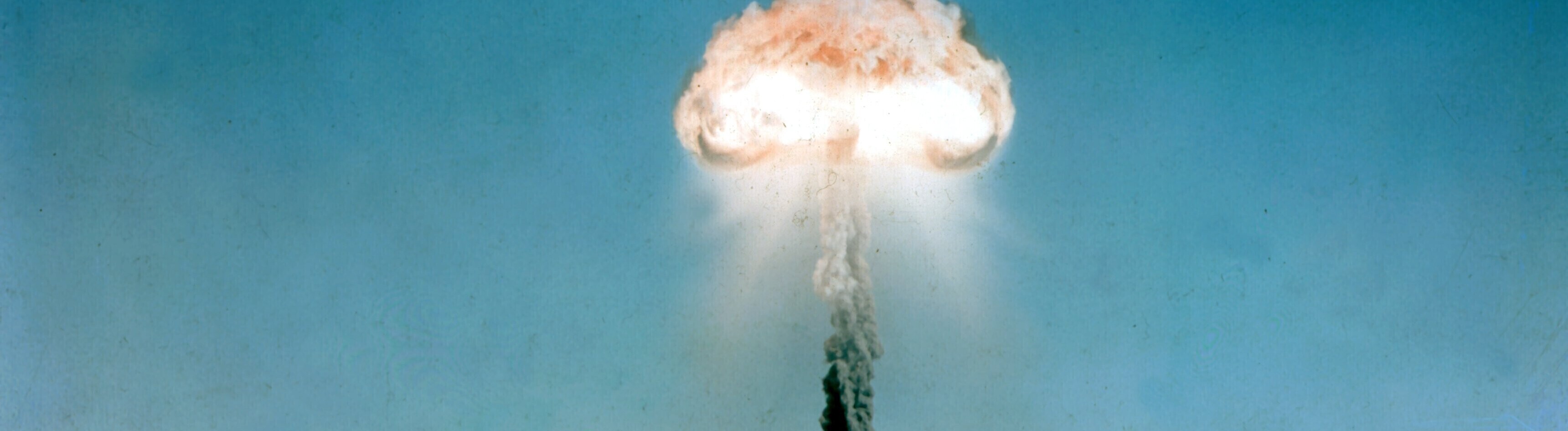 Ein Atompilz steigt nach der Explosion einer Atombombe über dem Testgelände in der Wüste von Nevada auf.