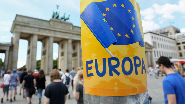 Ein Europa-Aufkleber hängt am 25.05.2014 an einem Laternenpfahl am Brandenburger Tor in Berlin.