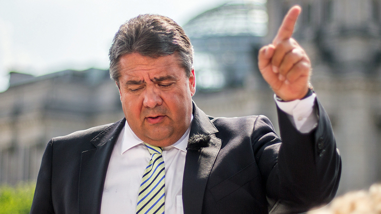 Sigmar Gabriel hält im Sommerinterview seinen Finger mahnend in die Höhe.